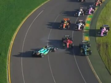 Momento del accidente entre Alonso y Sainz en el GP de Australia