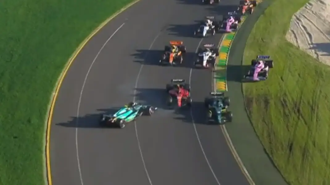 Momento del accidente entre Alonso y Sainz en el GP de Australia Momento del accidente entre Alonso y Sainz en el GP de Australia