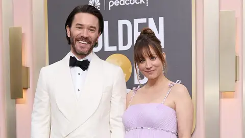 Kaley Cuoco y Tom Pelphrey posando juntos Kaley Cuoco y Tom Pelphrey posando juntos