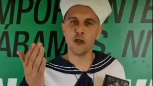 Joaquín Sánchez vestido de marinero