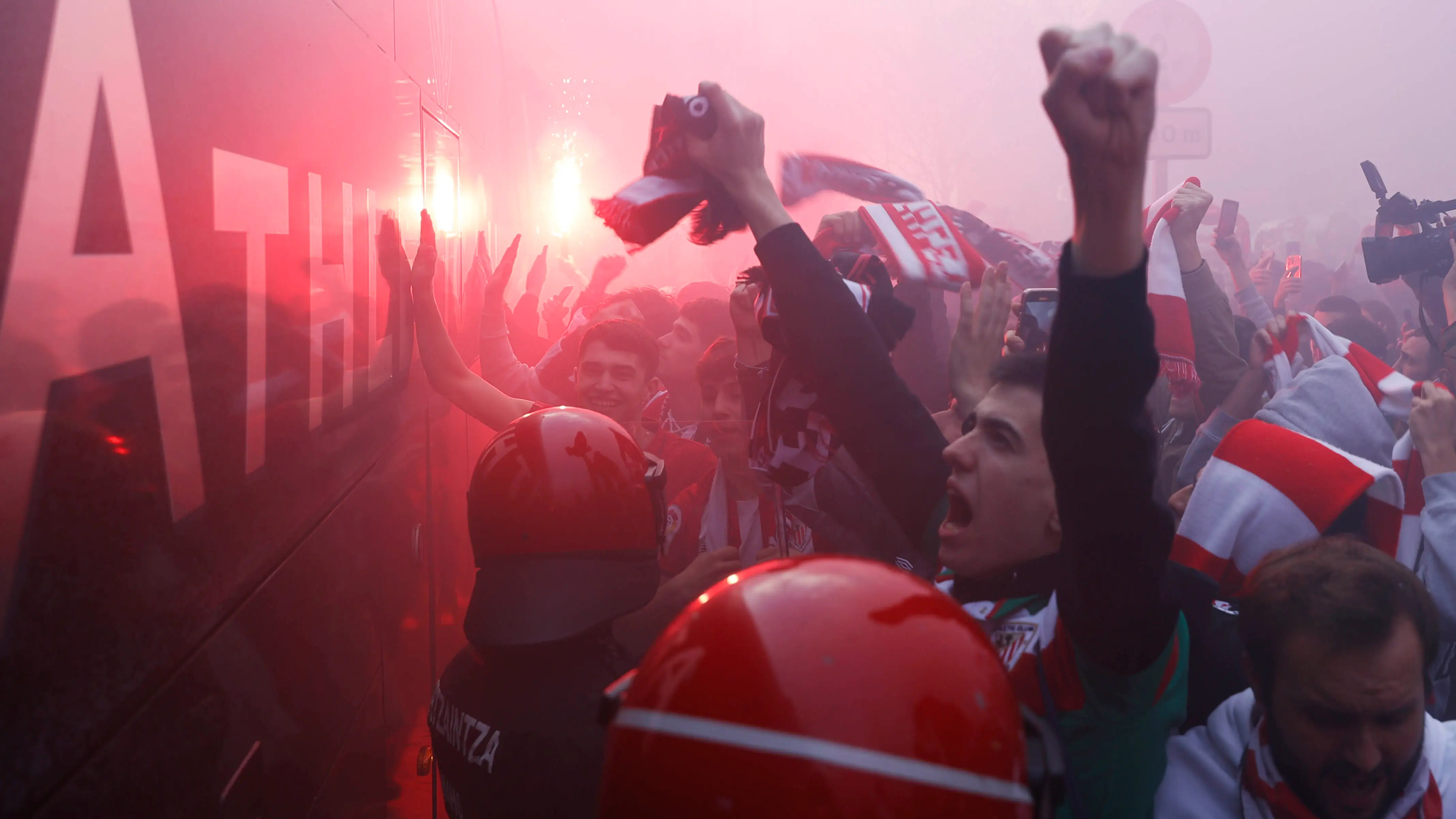 Ambiente en el exterior de San Mamés antes del Athletic - Osasuna Ambiente en el exterior de San Mamés antes del Athletic - Osasuna