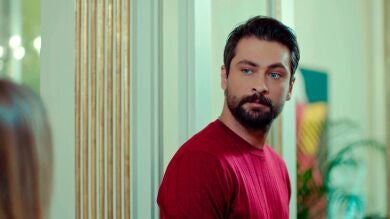 Alihan se entera de que Zeynep y Cem han tenido una cita... ¡Y no le sienta nada bien! 