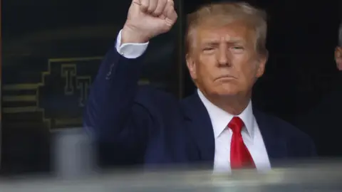 Directo de la comparecencia de Donald Trump: el expresidente declara ante el juzgado por el caso Stormy Daniels, en directo Directo de la comparecencia de Donald Trump: el expresidente declara ante el juzgado por el caso Stormy Daniels, en directo