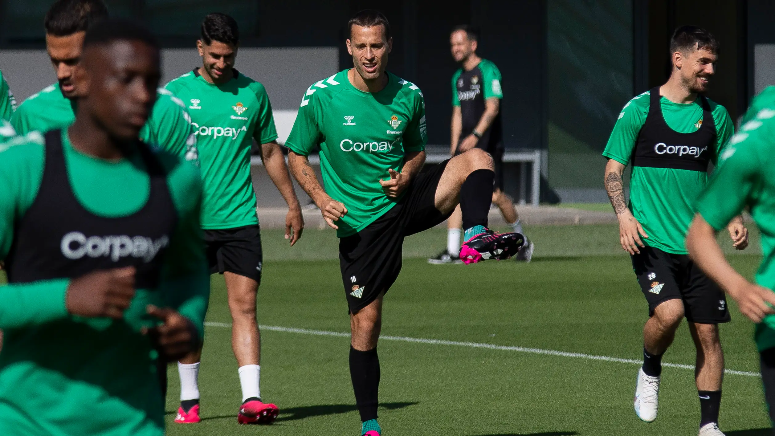 Sergio Canales, en un entrenamiento del Betis