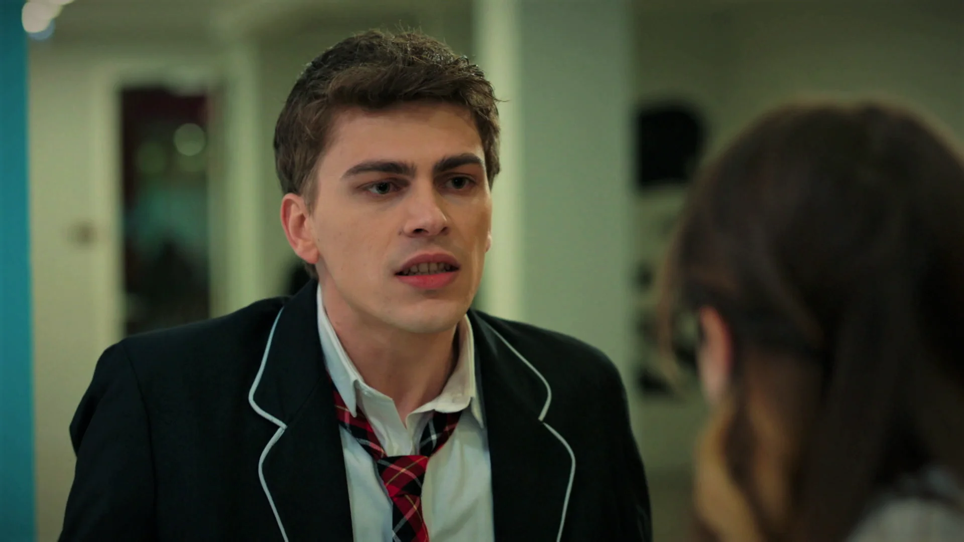 Emir humilla a Dora delante de todos y &Ouml;mer da la cara por ella: &ldquo;No eres nadie para hablarle as&iacute;&rdquo;