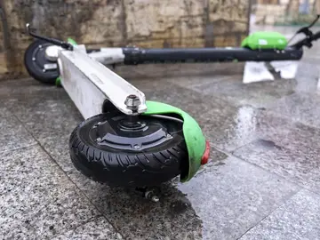 Foto de un patinete eléctrico Foto de un patinete eléctrico