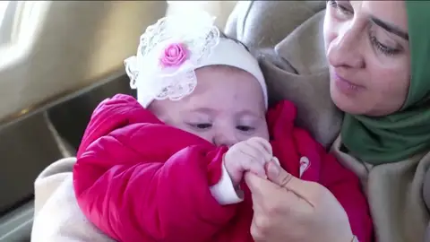 La 'bebé milagro' regresa con su madre después de tres meses La 'bebé milagro' regresa con su madre después de tres meses