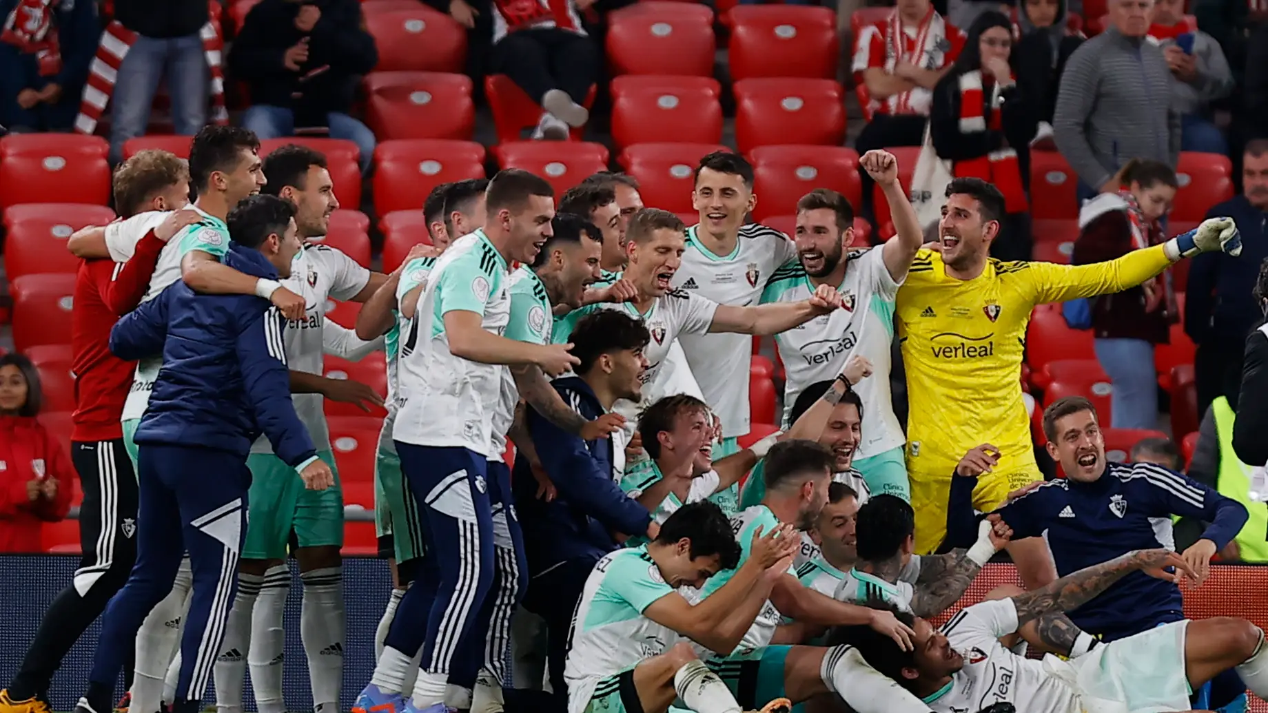Los jugadores de Osasuna celebran su pase a la final de la Copa del Rey en San Mam&eacute;s