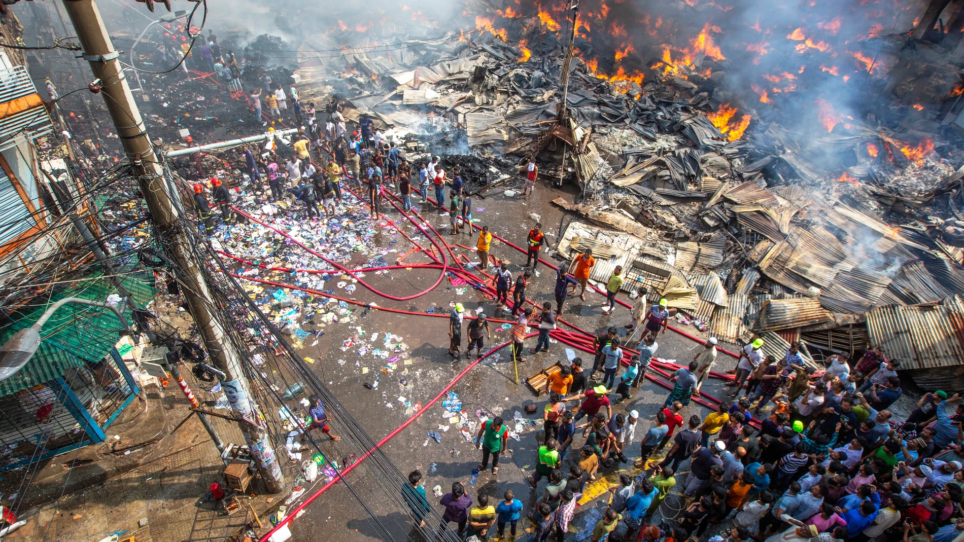 Un incendio arrasa un mercado con miles de tiendas de ropa en Bangladesh