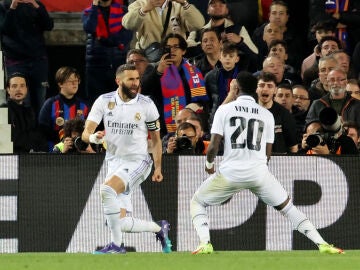 Benzema celebra un gol ante el Barcelona en el Camp Nou