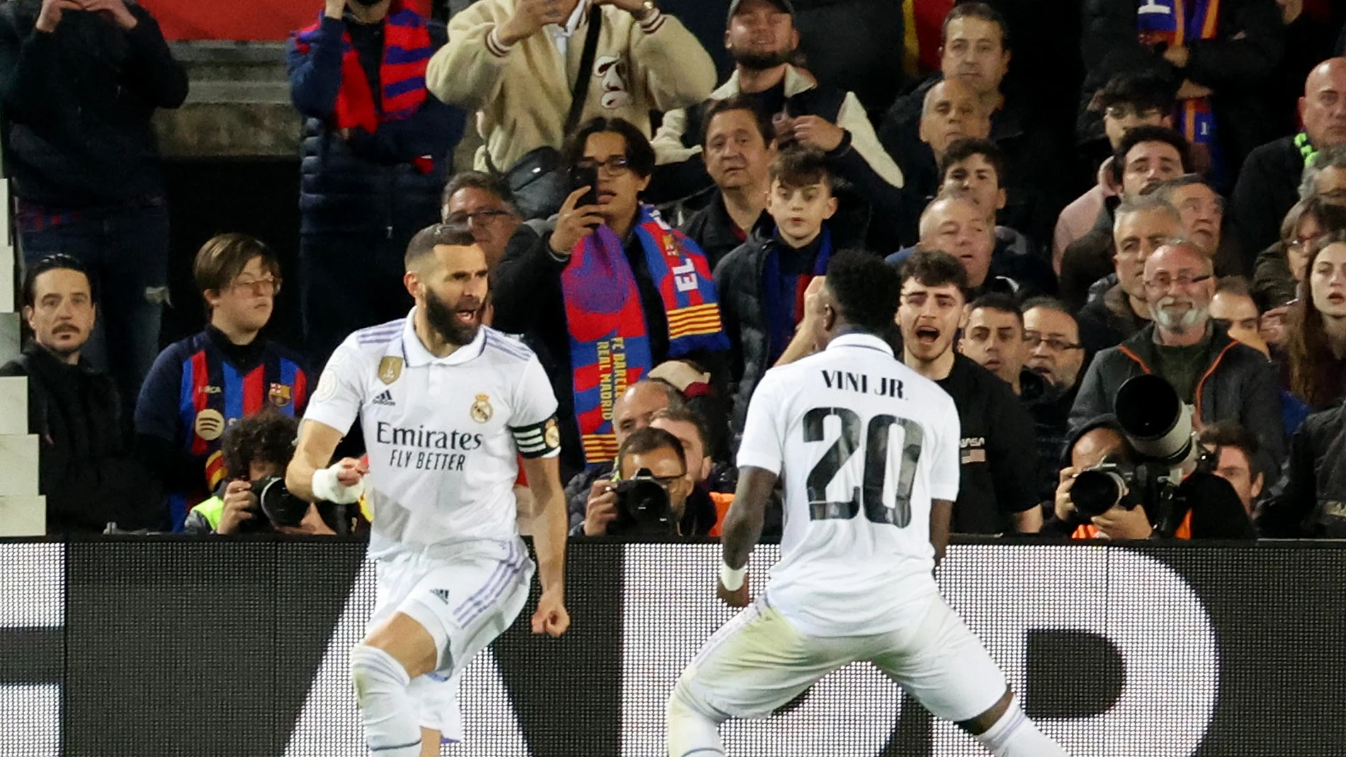 Benzema celebra un gol ante el Barcelona en el Camp Nou