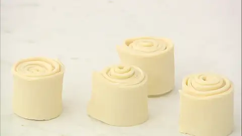 Enrolla cada tira formando una caracola. Enrolla cada tira formando una caracola.