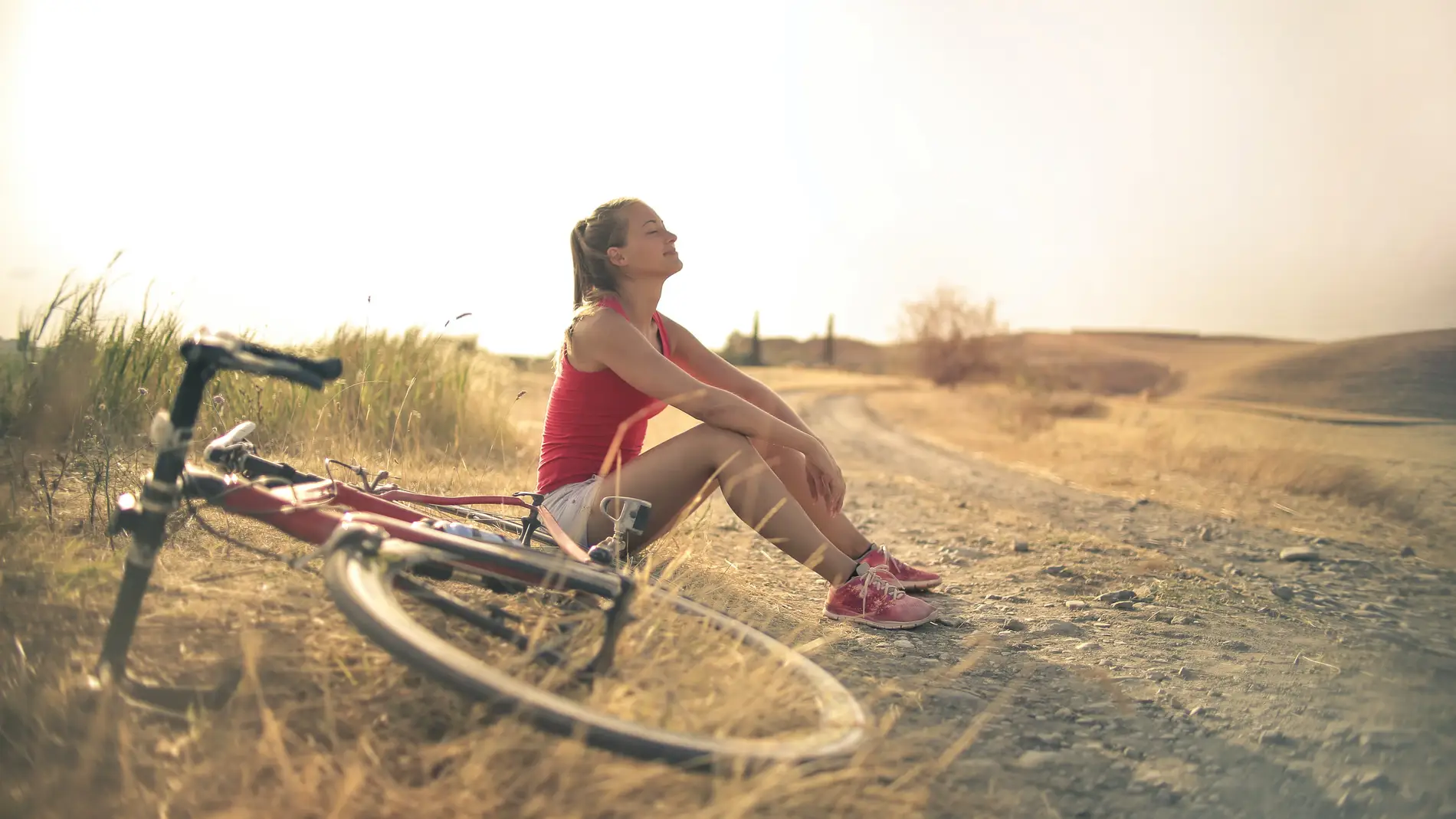 Una mujer descansa de un paseo en bicicleta