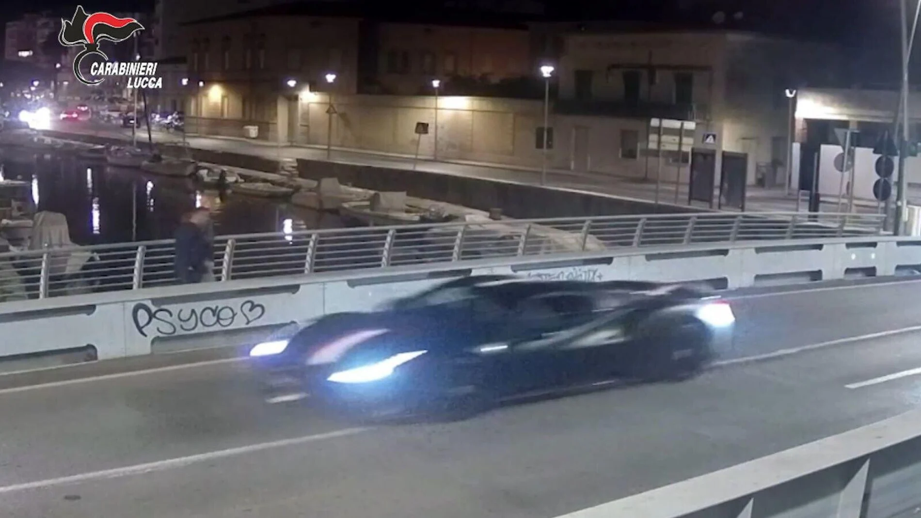 Leclerc persiguiendo con su Ferrari a los ladrones