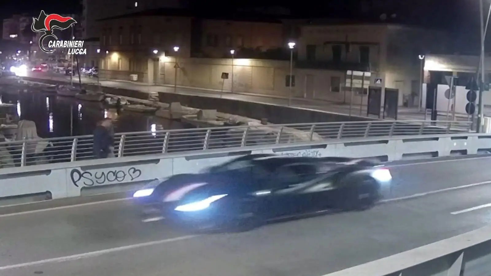 Leclerc persiguiendo con su Ferrari a los ladrones Leclerc persiguiendo con su Ferrari a los ladrones