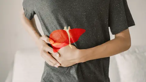 Varón aquejándose de dolor del costado en el que se encuentra el hígado Varón aquejándose de dolor del costado en el que se encuentra el hígado