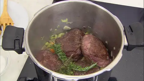 Agrega el romero, el tomillo, la salsa de tomate y el caldo Agrega el romero, el tomillo, la salsa de tomate y el caldo