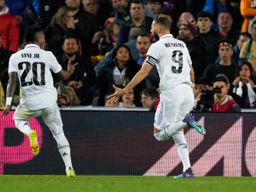 Benzema y Vinicius celebran un gol en el Camp Nou