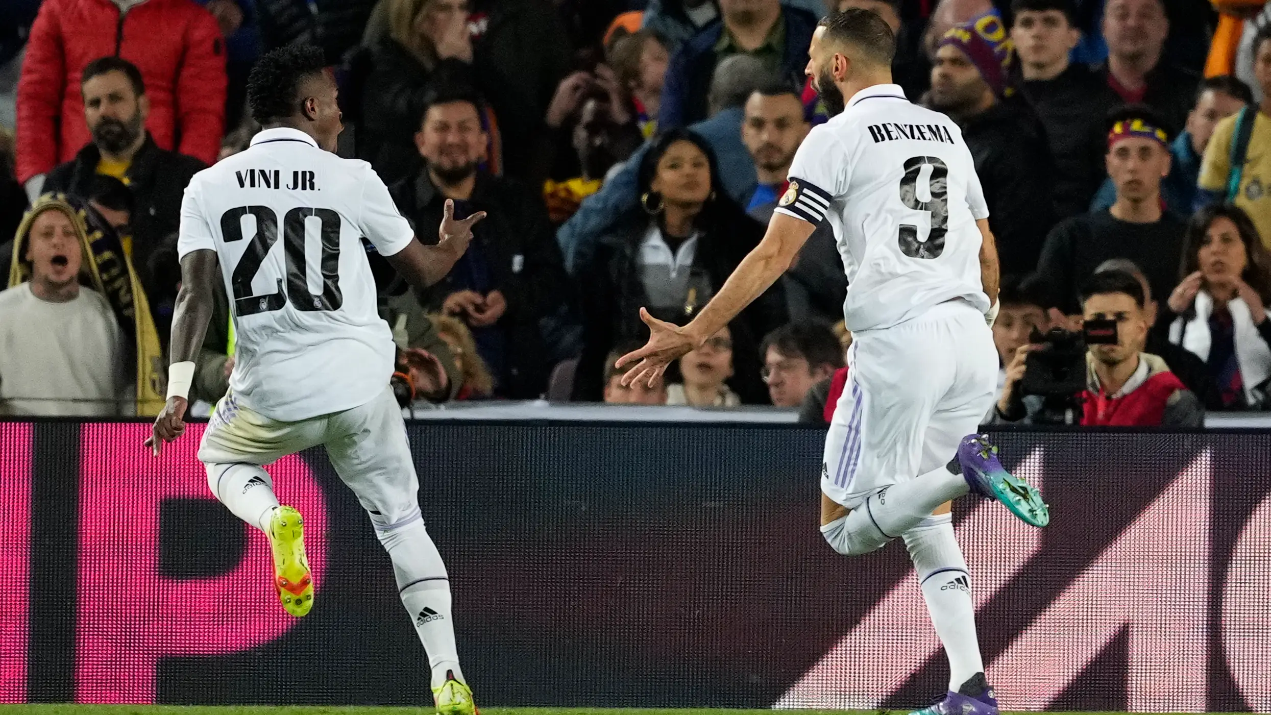 Benzema y Vinicius celebran un gol en el Camp Nou Benzema y Vinicius celebran un gol en el Camp Nou