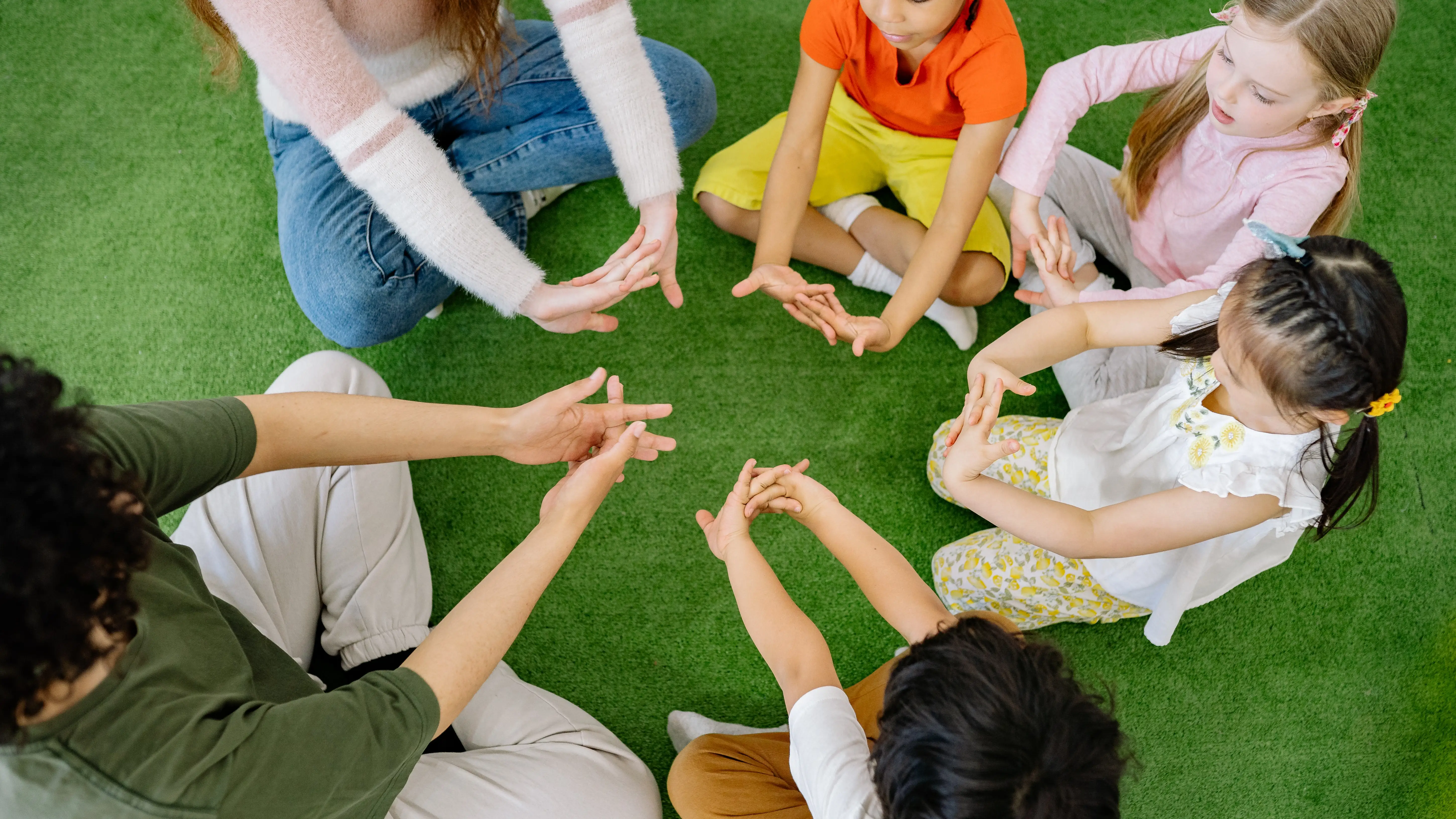 Piden la prohibición de una bebida energética para niños en Estados Unidos Niños pequeños jugando