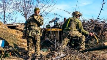 Soldados ucranianos de una unidad antiaérea cerca de Bajmut