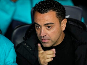 Xavi, en el banquillo del Camp Nou