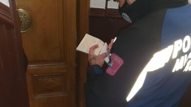 El padre que dejó a sus bebés solos para irse de fiesta agrede a la niña de 13 que se quedó a su cargo en Madrid