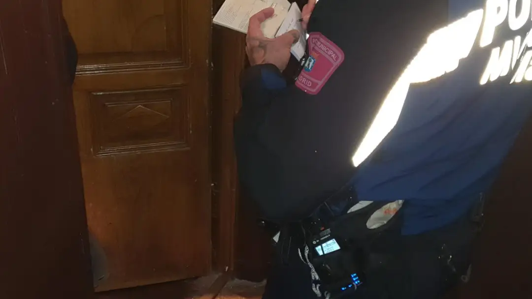 Un agente de polic&iacute;a