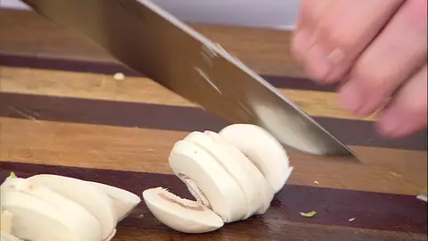 Filetea los champiñones Filetea los champiñones