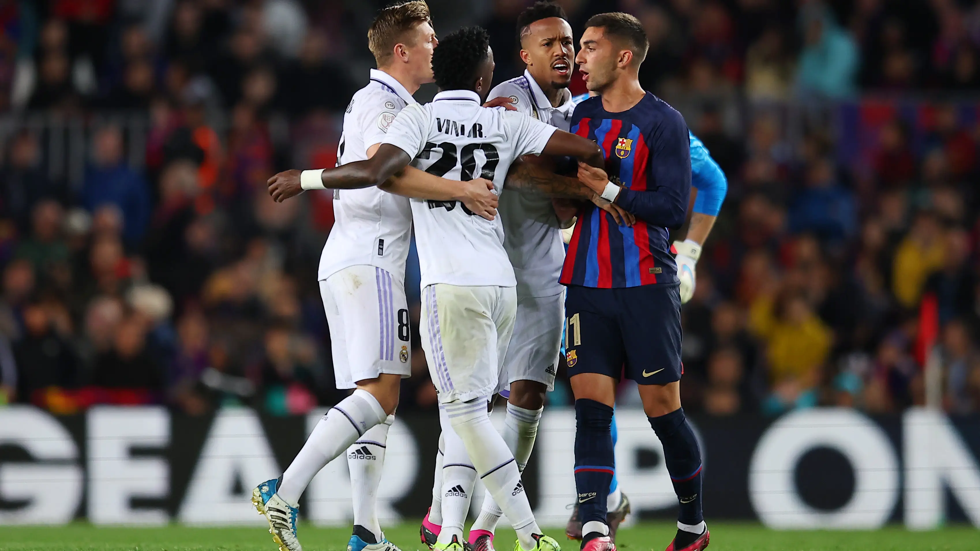 Vinicius y Ferran se encaran en el Nou Camp Vinicius y Ferran se encaran en el Nou Camp
