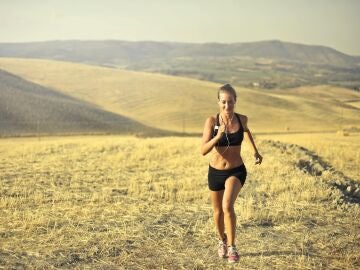 Una mujer haciendo running