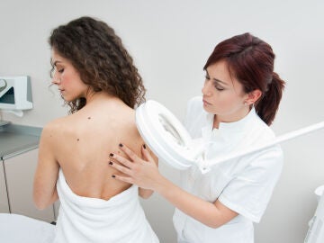 Una dermatóloga visita una paciente