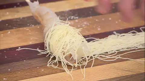 envuelve cada uno con unas hebras de pasta kataifi envuelve cada uno con unas hebras de pasta kataifi