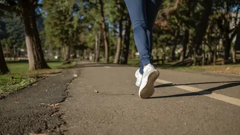 Una mujer caminando por una calzada en una imagen de archivo Estos son los pasos que tienes que andar al día según tu edad