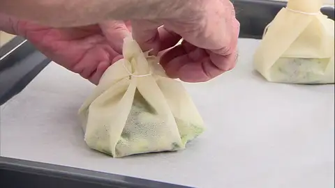 Extiende encima una hoja de pasta brick, coloca en el centro ¼ parte de la farsa (acelgas, jamón, patata y zanahoria), junta los bordes de la pasta brik hasta formar una especie de saquito y ciérralo Extiende encima una hoja de pasta brick, coloca en el centro ¼ parte de la farsa (acelgas, jamón, patata y zanahoria), junta los bordes de la pasta brik hasta formar una especie de saquito y ciérralo