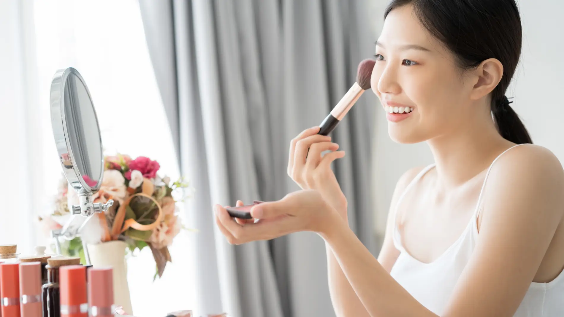 Mujer coreana maquillándose