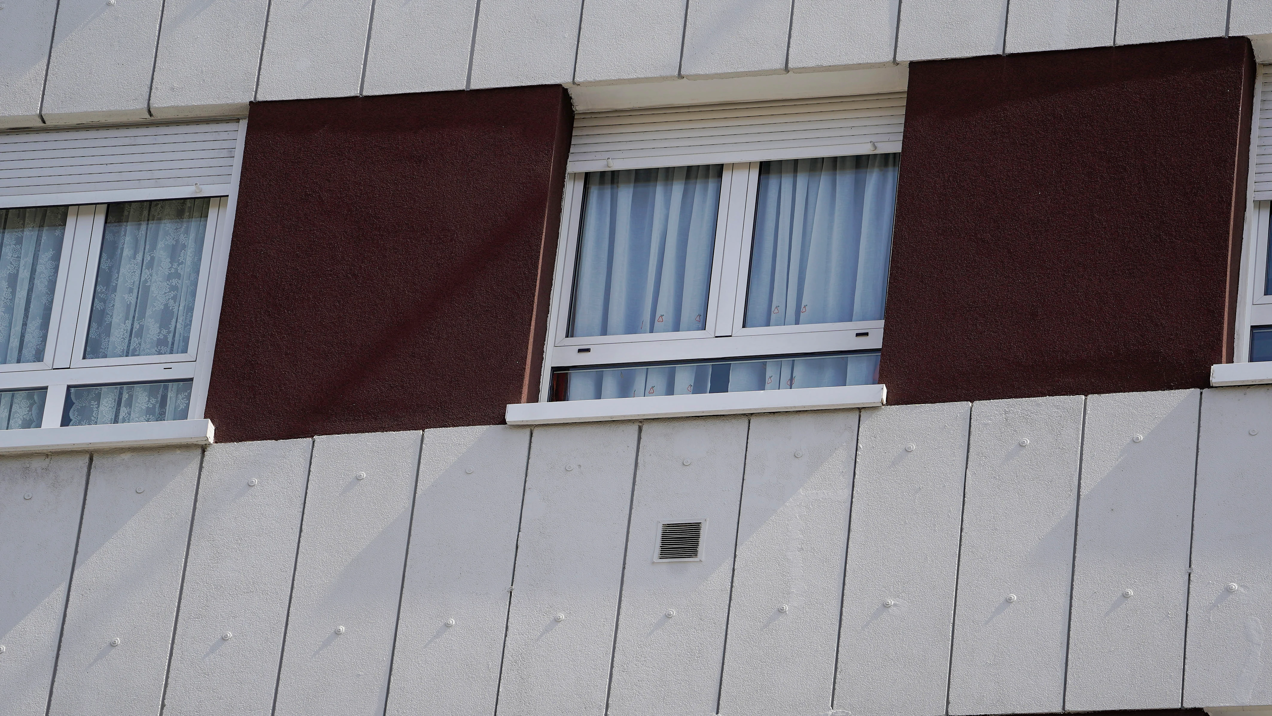 Una mujer de unos 45 a&ntilde;os se ha precipitado con su hija de siete a&ntilde;os