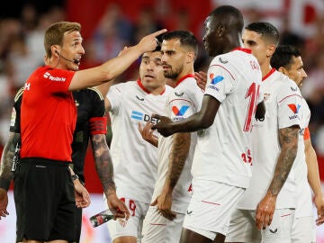 Los jugadores del Sevilla critican la expulsión de Gueye en el minuto 19