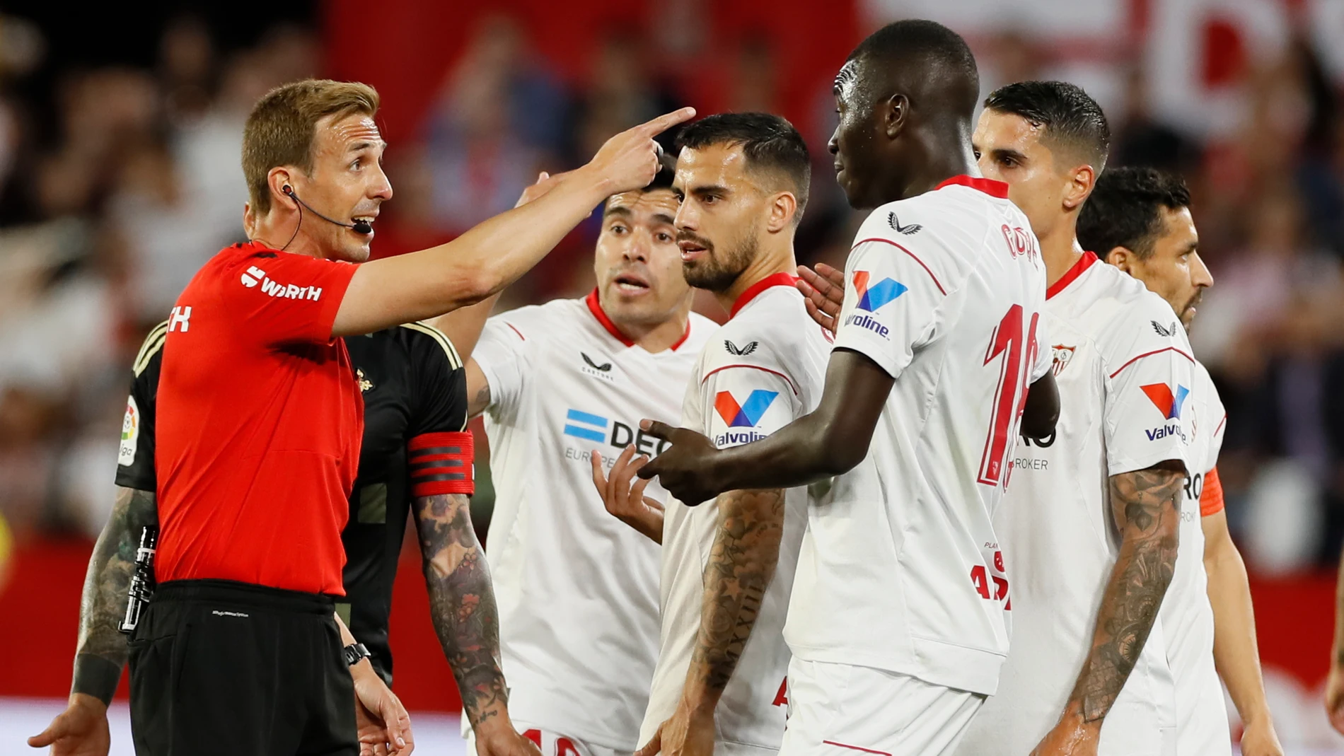 Los jugadores del Sevilla critican la expulsión de Gueye en el minuto 19