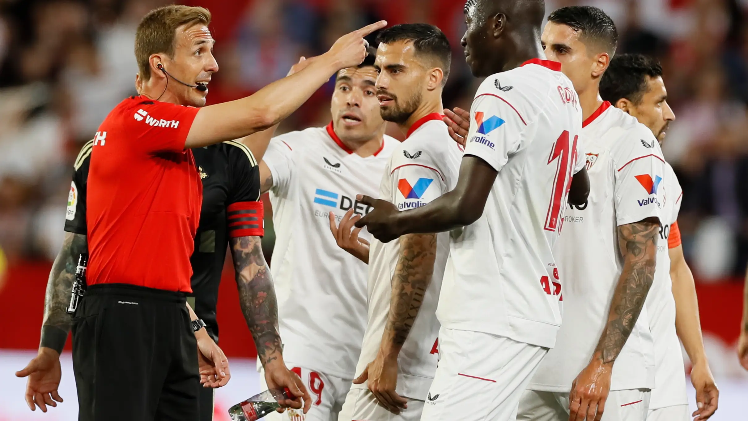 Los jugadores del Sevilla critican la expulsi&oacute;n de Gueye en el minuto 19