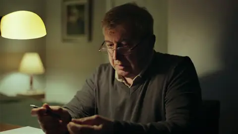 Metin, a punto de cometer una locura, atormentado por la culpa: “No tengo derecho a seguir respirando” Metin, a punto de cometer una locura, atormentado por la culpa: “No tengo derecho a seguir respirando”