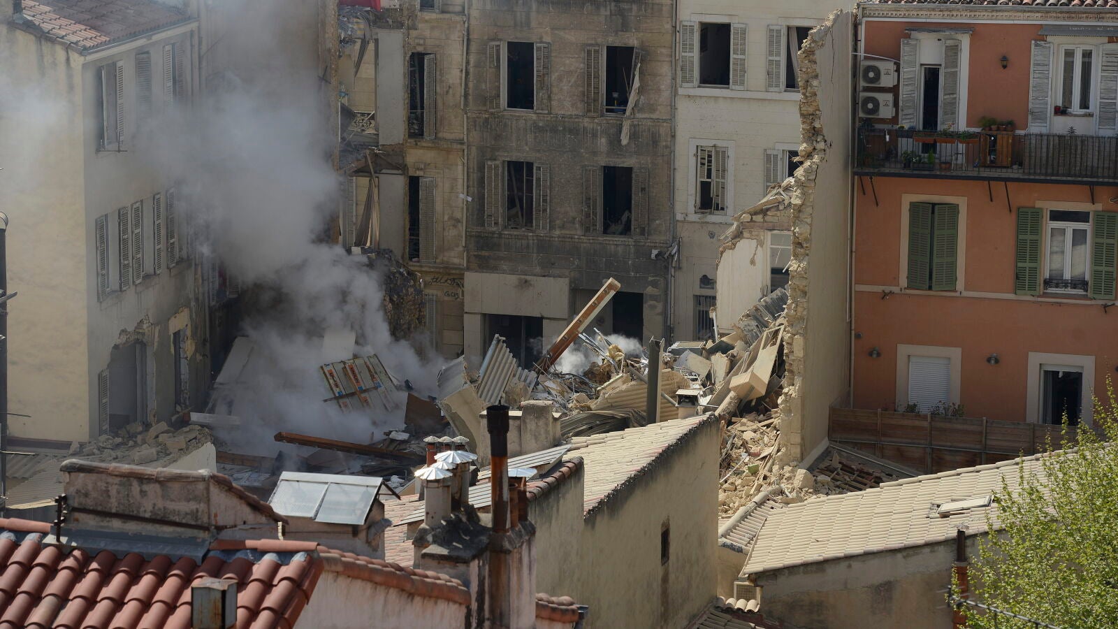 Cuatro muertos en el derrumbe de un edificio tras una explosión en Marsella