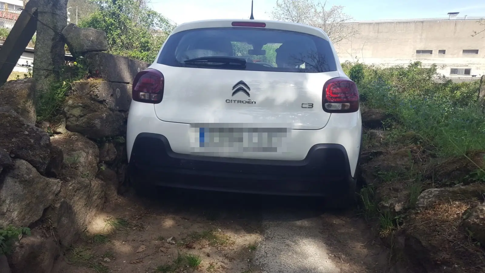 Imagen del coche atrapado entre los dos muros