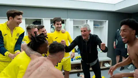 Quique Setién celebra con sus jugadores la victoria ante el Madrid en el Bernabéu Quique Setién celebra con sus jugadores la victoria ante el Madrid en el Bernabéu