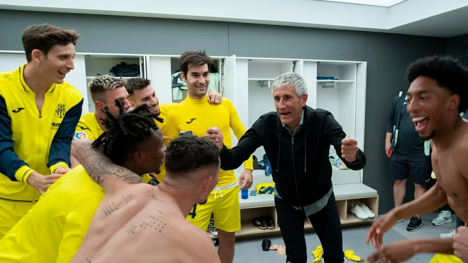 Quique Setién celebra con sus jugadores la victoria ante el Madrid en el Bernabéu Quique Setién celebra con sus jugadores la victoria ante el Madrid en el Bernabéu