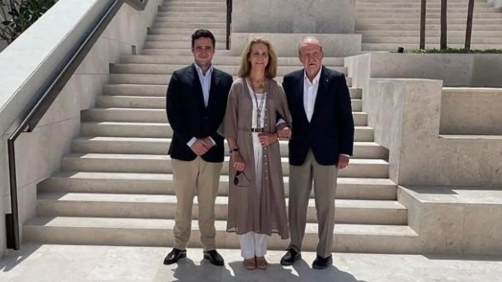 El rey Juan Carlos, la infanta Elena y Froilán El rey Juan Carlos, la infanta Elena y Froilán