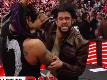 Bad Bunny recibiendo una paliza de un luchador de la WWE