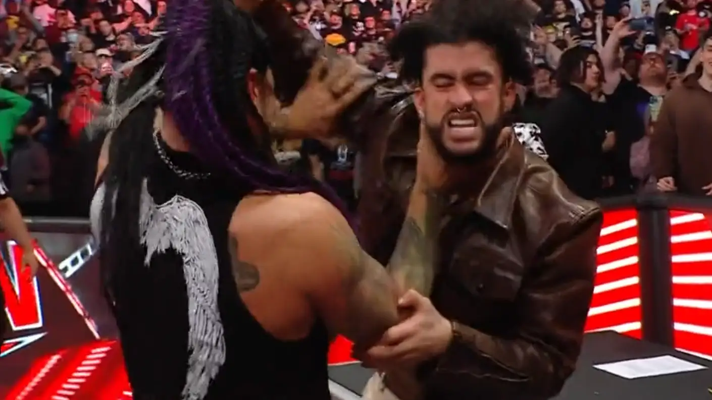 Bad Bunny recibiendo una paliza de un luchador de la WWE Bad Bunny recibiendo una paliza de un luchador de la WWE