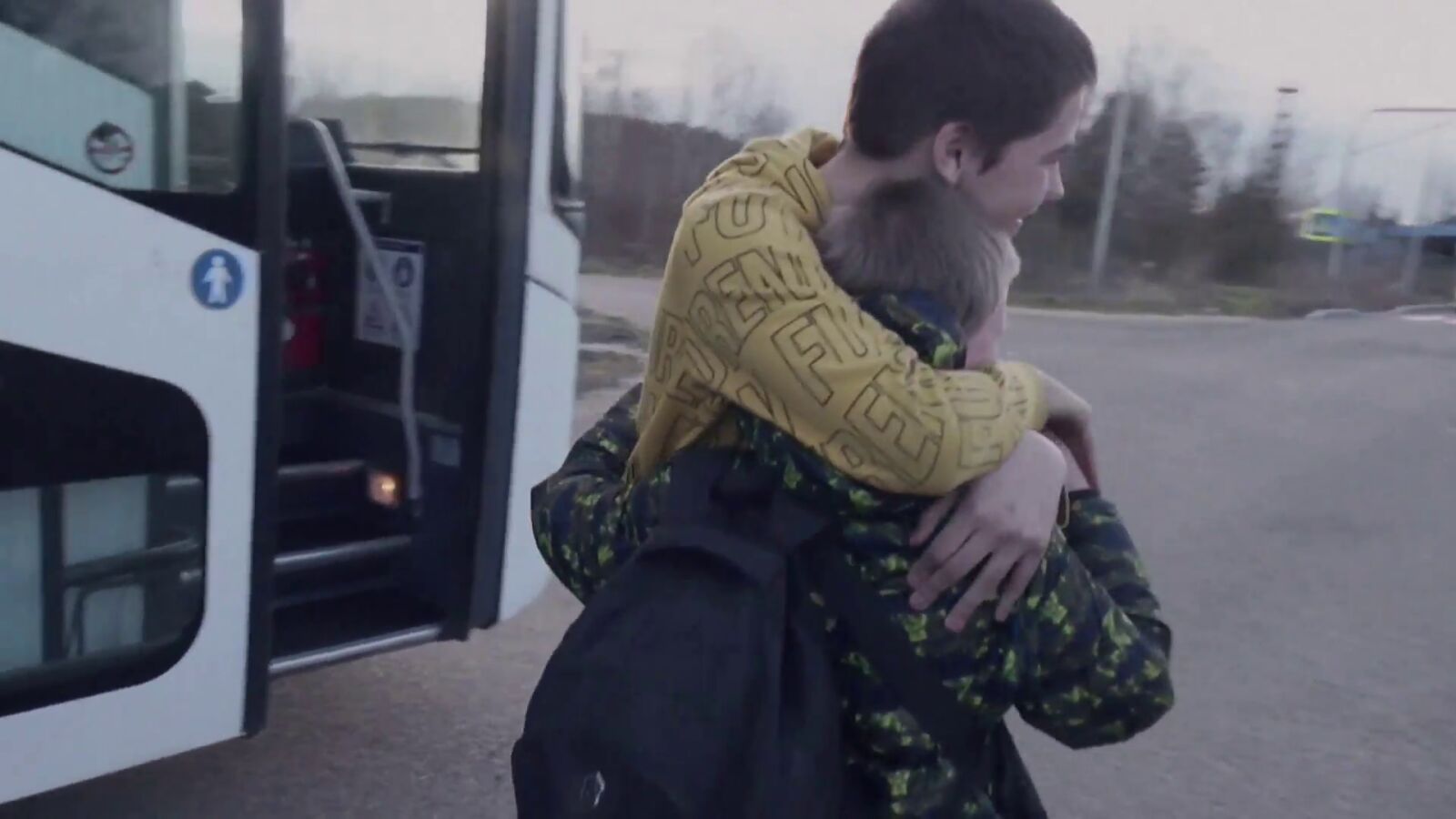 La emoción de los niños ucranianos volviendo a su hogar tras meses en Rusia