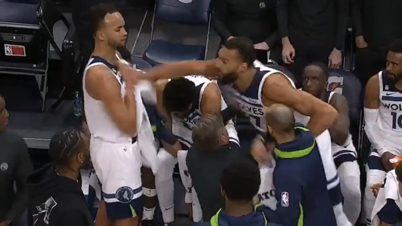 Rudy Gobert propina un puñetazo a su compañero Anderson Rudy Gobert propina un puñetazo a su compañero Anderson